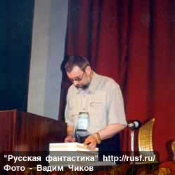 Александр Сидорович зачитывает диплом премии "Интерпесскон"