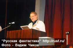Борис Стругацкий зачитывает диплом премии "Бронзовая улитка"