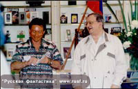 Вячеслав Рыбаков вскрывает конверт с именем лауреата.