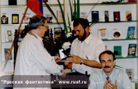 Евгений Лукин получает из рук Бориса Стругацкого 'Семигранную гайку' (медаль лауреата 'АБС-премии')
