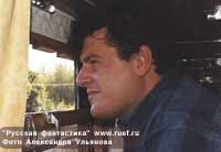 Костя Гришин смотрит из окна поезда на природу